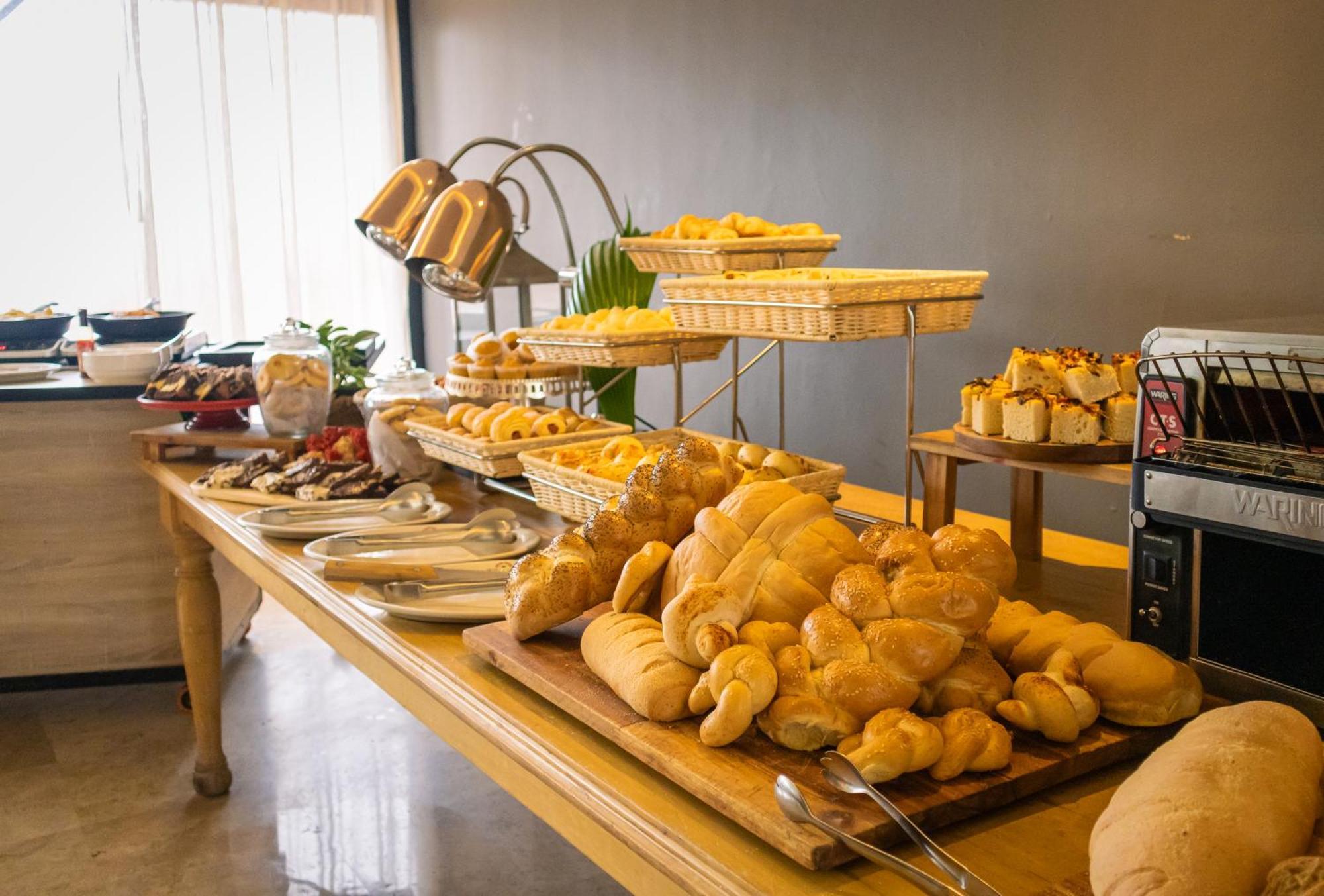 Hotel Caribe By Faranda Grand, A Member Of Radisson Individuals Cartagena Екстер'єр фото A bread buffet