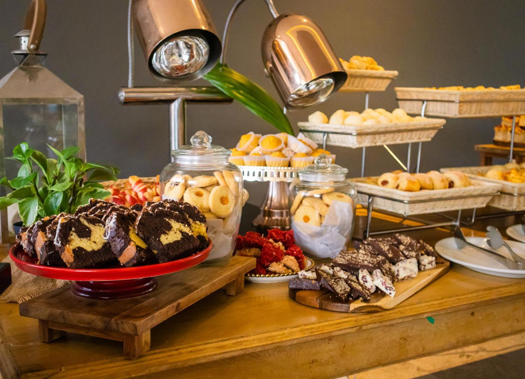 Hotel Caribe By Faranda Grand, A Member Of Radisson Individuals Cartagena Екстер'єр фото A dessert buffet