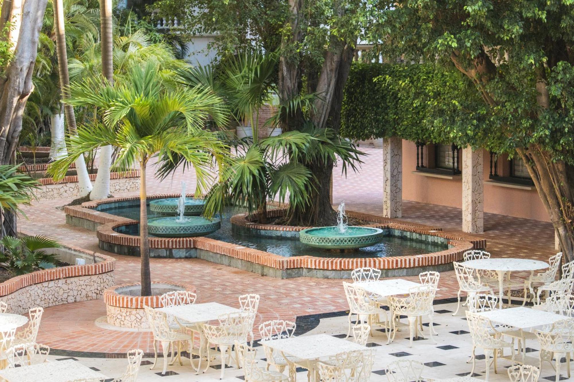 Hotel Caribe By Faranda Grand, A Member Of Radisson Individuals Cartagena Екстер'єр фото Fountain at the center of the mall